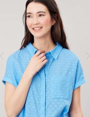 NWT Joules Women’s Textured Star Blue Button Down Short Sleeve Shirt Size 6